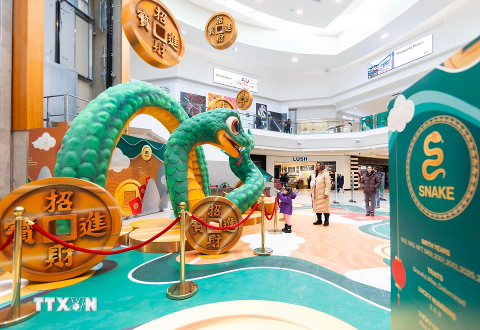 Trung tâm thương mại được trang hoàng đón tết Nguyên đán tại Toronto, Canada. (Ảnh: THX/TTXVN)