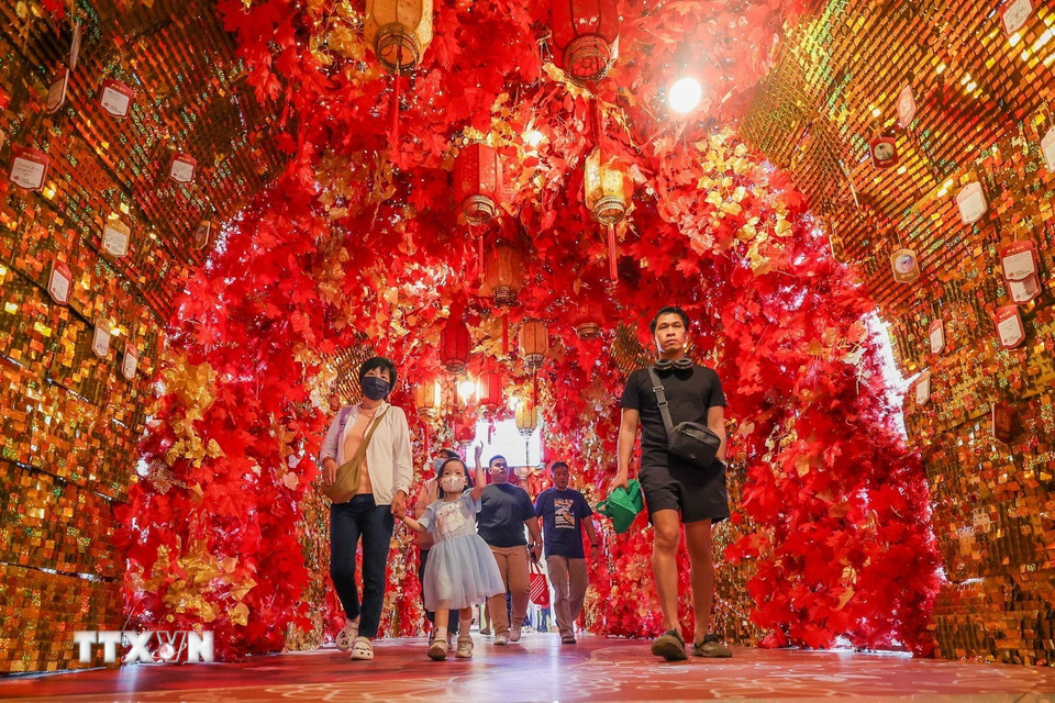 Đường phố được trang hoàng rực rỡ để chào đón tết Nguyên đán tại Manila, Philippines. (Ảnh: THX/TTXVN)