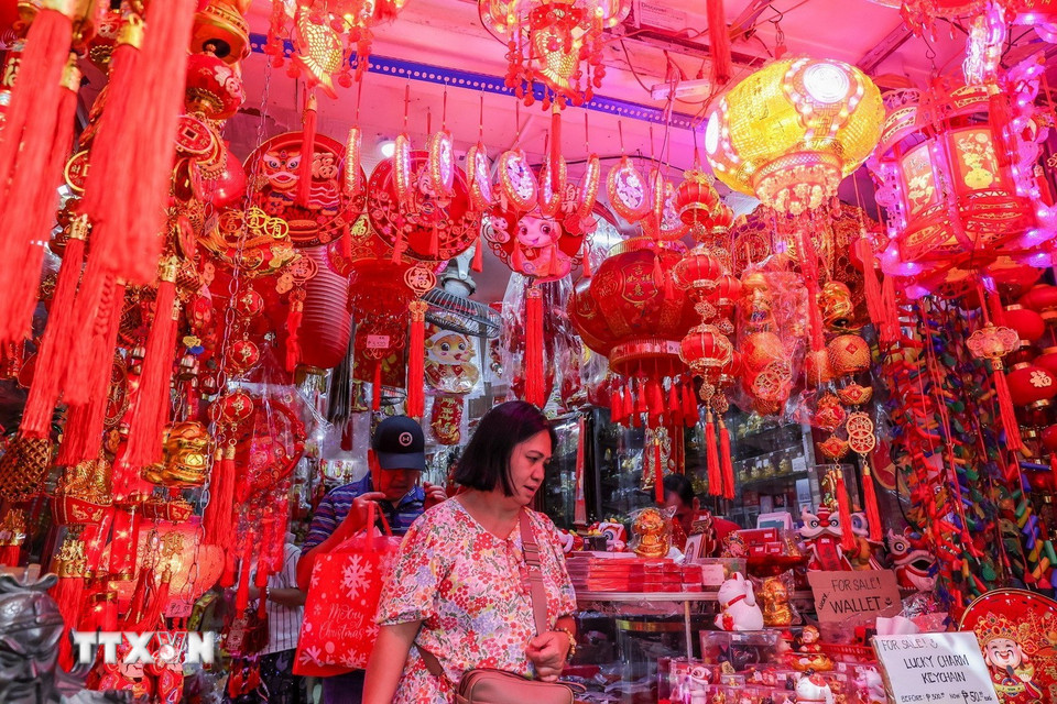 Người dân mua đồ trang trí Tết tại Manila, Philippines. (Ảnh: THX/TTXVN)