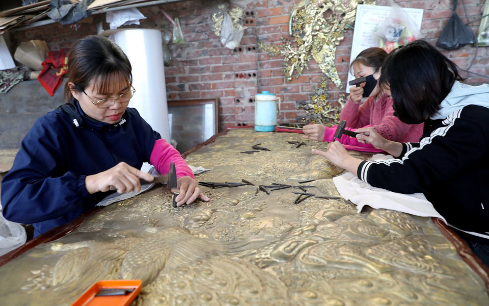 Cơ sở sản xuất tại làng nghề chạm bạc Đồng Xâm khẩn trương hoàn thành các đơn hàng phục vụ Tết Nguyên đán Ất Tỵ. (Ảnh: Thế Duyệt/TTXVN)