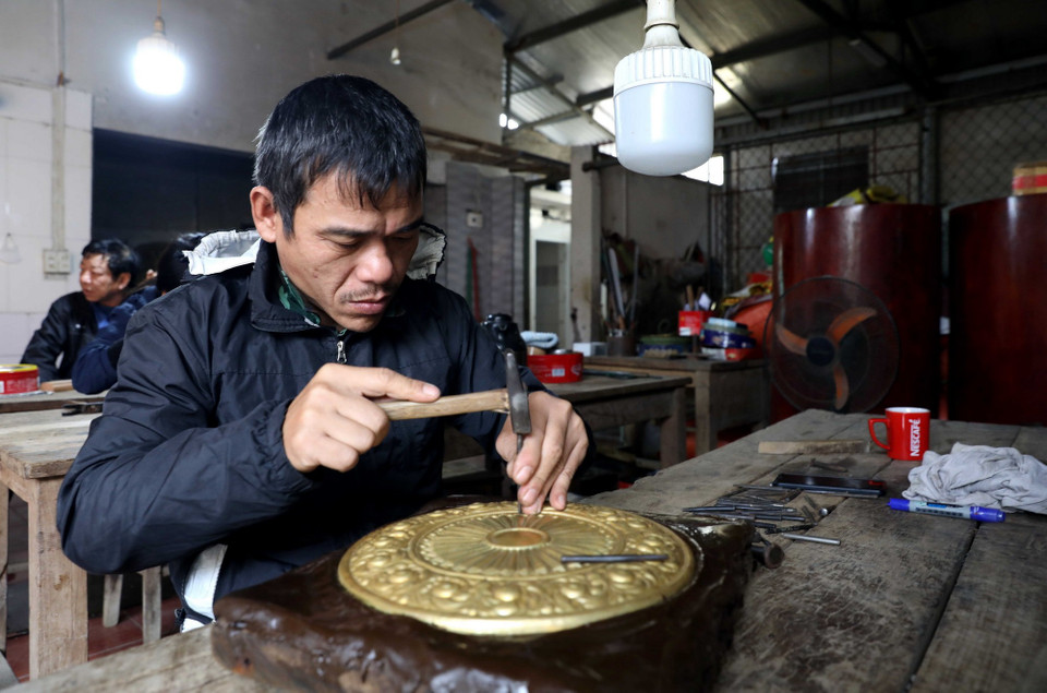 Xã Hồng Thái hiện có gần 160 tổ sản xuất làm nghề chạm bạc, tạo việc làm ổn định cho hơn 2.000 lao động. (Ảnh: Thế Duyệt/TTXVN)