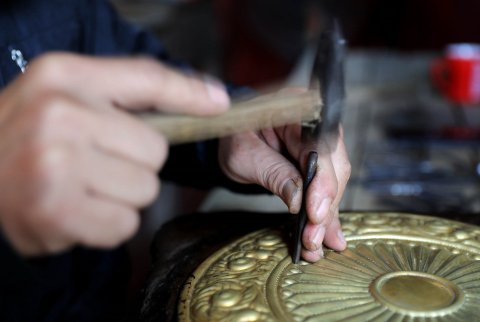Nét chạm tinh xảo của nghệ nhân làng nghề chạm bạc Đồng Xâm. (Ảnh: Thế Duyệt/TTXVN)