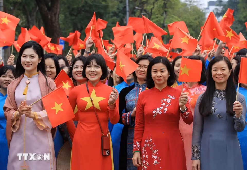 Đại biểu Hội Liên hiệp Phụ nữ Việt Nam tham gia diễu hành áo dài. (Ảnh: Phương Hoa/TTXVN)
