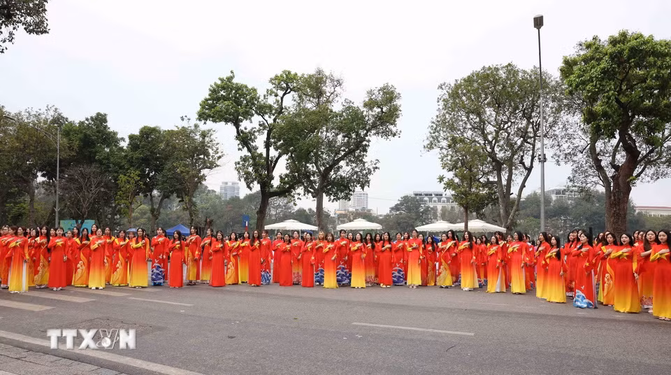 Nữ sinh Học viện Phụ nữ Việt Nam tham gia diễu hành áo dài. (Ảnh: Thành Phương/TTXVN)