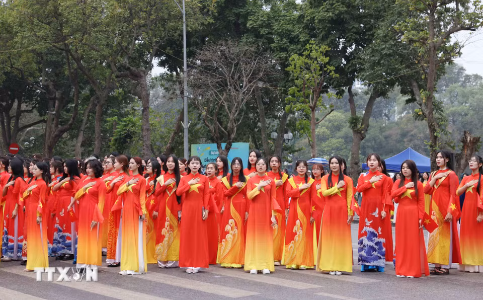 Nữ sinh Học viện Phụ nữ Việt Nam tham gia diễu hành áo dài. (Ảnh: Thành Phương/TTXVN)