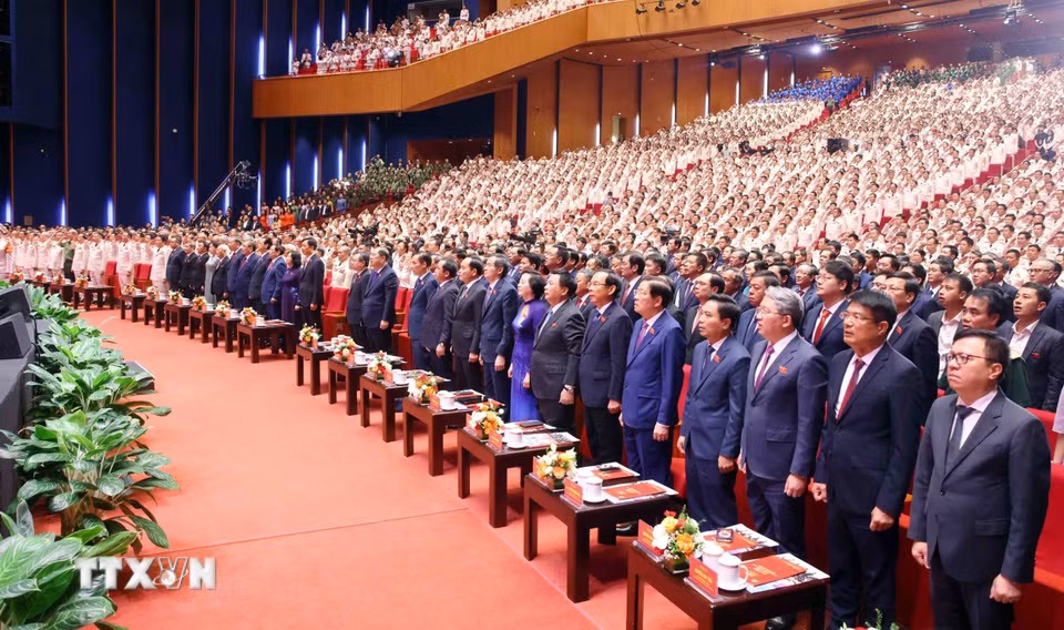 Các đồng chí lãnh đạo, nguyên lãnh đạo Đảng, Nhà nước và các đại biểu thực hiện nghi lễ chào cờ. (Ảnh: Phạm Kiên/TTXVN)