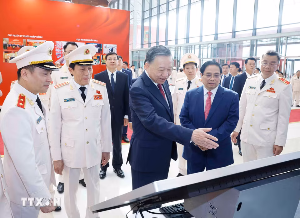 Tổng Bí thư, Chủ tịch nước Tô Lâm, nguyên Thủ tướng Chính phủ Phạm Minh Chính và các đại biểu tham quan triển lãm. (Ảnh: Thống Nhất/TTXVN)