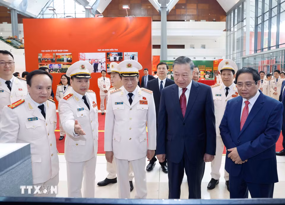 Tổng Bí thư, Chủ tịch nước Tô Lâm và các đại biểu tham quan triển lãm tại buổi lễ. (Ảnh: Thống Nhất/TTXVN)