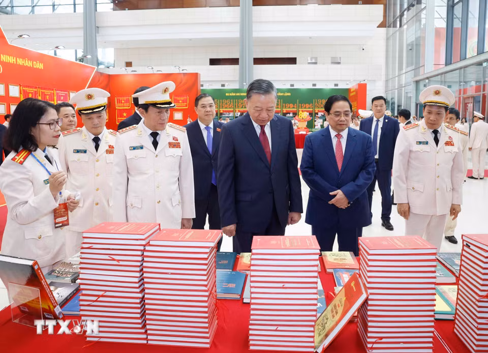 Tổng Bí thư, Chủ tịch nước Tô Lâm và các đại biểu tham quan triển lãm tại buổi lễ. (Ảnh: Thống Nhất/TTXVN)