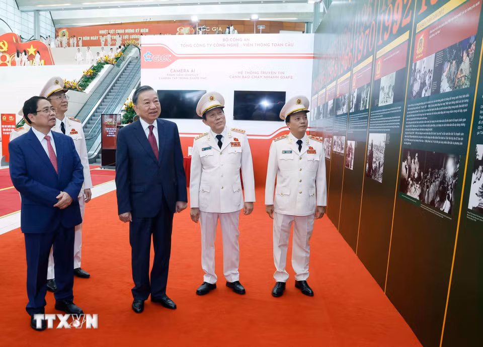 Tổng Bí thư, Chủ tịch nước Tô Lâm, nguyên Thủ tướng Chính phủ Phạm Minh Chính cùng các đại biểu tham quan trưng bày những hình ảnh của lực lượng An ninh nhân dân tại buổi lễ. (Ảnh: Thống Nhất/TTXVN)