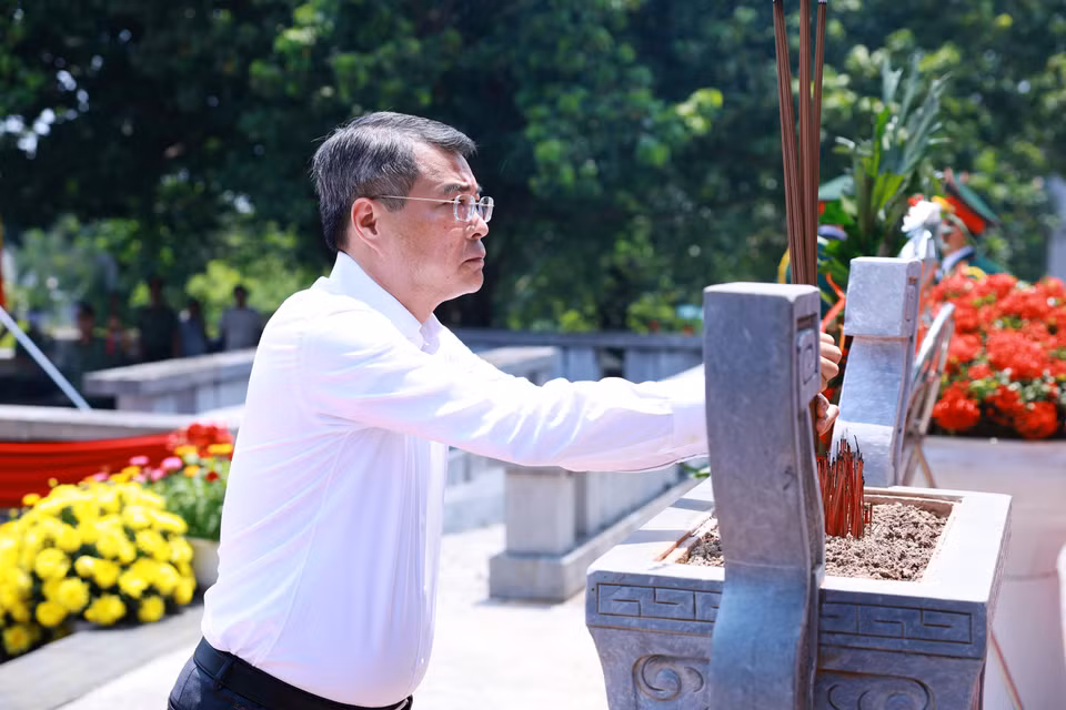 Hoạt động của Thủ tướng Lê Minh Hưng tại tỉnh Phú Thọ Thủ tướng Lê Minh Hưng dâng hương tưởng niệm các Anh hùng Liệt sỹ tỉnh Phú Thọ. (Ảnh: Dương Giang/TTXVN)