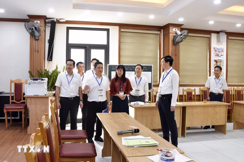 Đoàn công tác của Ban Chỉ đạo thi thành phố Hà Nội kiểm tra phòng làm việc hội đồng thi tại Trường Trung học cơ sở Thành Công. (Ảnh: Nguyễn Cúc/TTXVN)