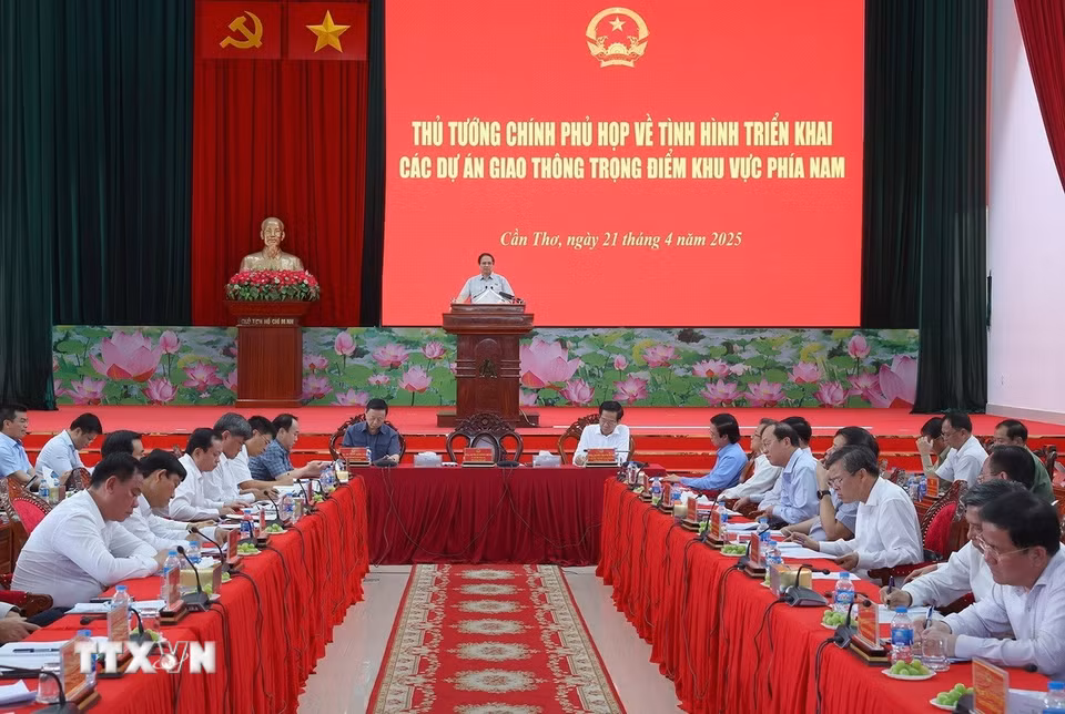 Thủ tướng Phạm Minh Chính chủ trì họp triển khai các dự án giao thông trọng điểm khu vực phía Nam. (Ảnh: Dương Giang/TTXVN)