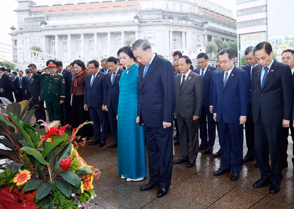 Tổng Bí thư, Chủ tịch nước Tô Lâm và Phu nhân cùng đoàn đại biểu cấp cao Việt Nam tưởng nhớ Chủ tịch Hồ Chí Minh. (Ảnh: Thống Nhất/TTXVN)