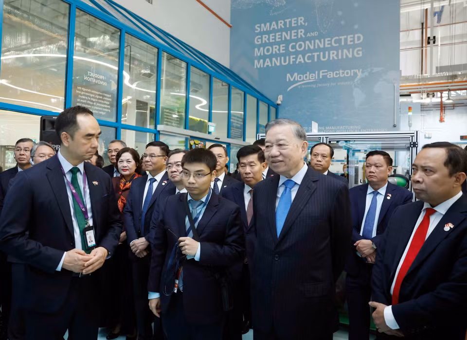 Tổng Bí thư, Chủ tịch nước Tô Lâm thăm Nhà máy mẫu cho công nghệ sản xuất tiên tiến. (Ảnh: Thống Nhất/TTXVN)