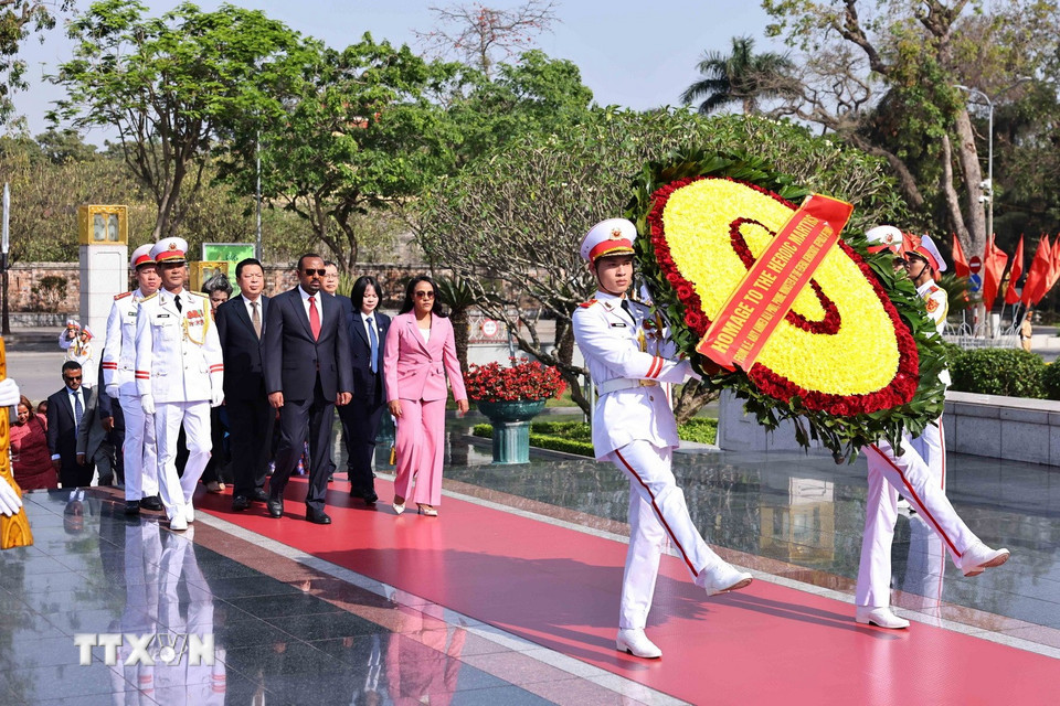 Thủ tướng Ethiopia Abiy Ahmed Ali cùng Phu nhân đặt vòng hoa tại Đài tưởng niệm các Anh hùng liệt sỹ. (Ảnh: Minh Đức/TTXVN)