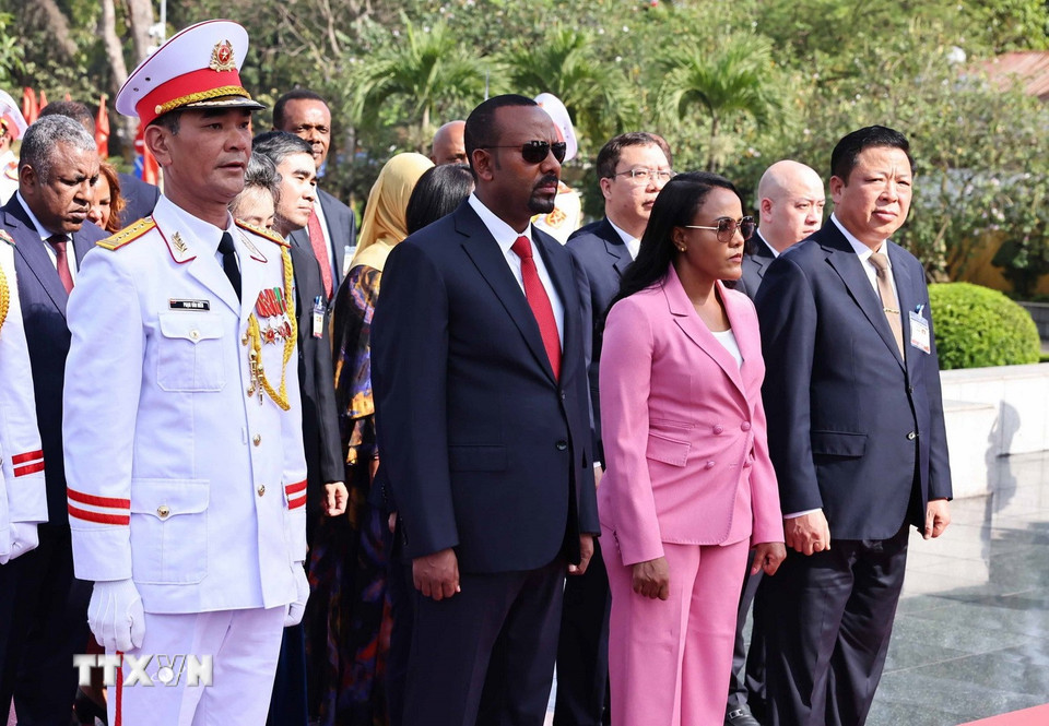 Thủ tướng Ethiopia Abiy Ahmed Ali cùng Phu nhân đặt vòng hoa tại Đài tưởng niệm các Anh hùng liệt sỹ. (Ảnh: Minh Đức/TTXVN)