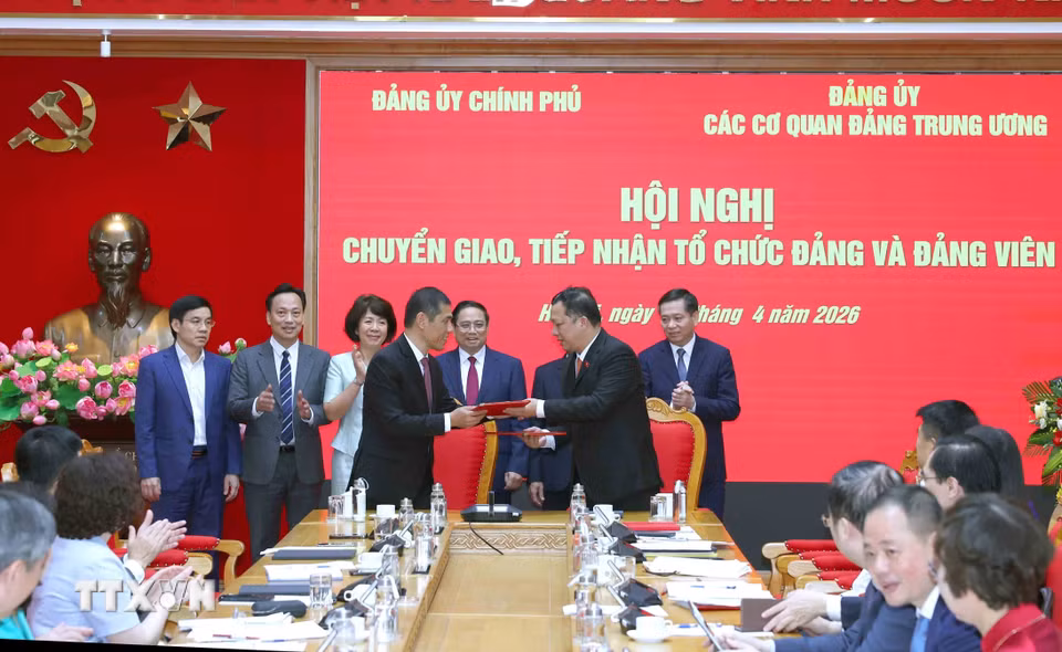 Lễ ký biên bản bàn giao danh sách tổ chức đảng, đảng viên giữa Đảng ủy Chính phủ và Đảng ủy các cơ quan Đảng Trung ương. (Ảnh: Phương Hoa/TTXVN)