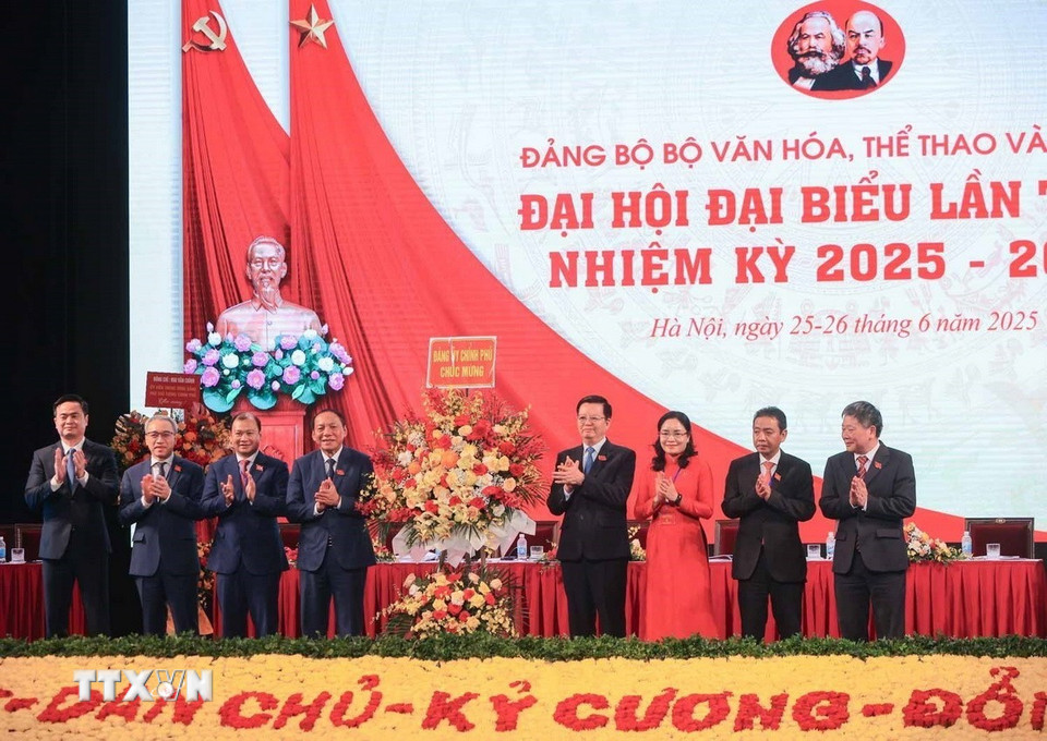 Phó Thủ tướng Mai Văn Chính thay mặt Đảng bộ Chính phủ trao tặng lẵng hoa chúc mừng Đại hội Đảng bộ Bộ Văn hóa, Thể thao và Du lịch lần thứ nhất, nhiệm kỳ 2025 - 2030. (Ảnh: Hoàng Hiếu/TTXVN)
