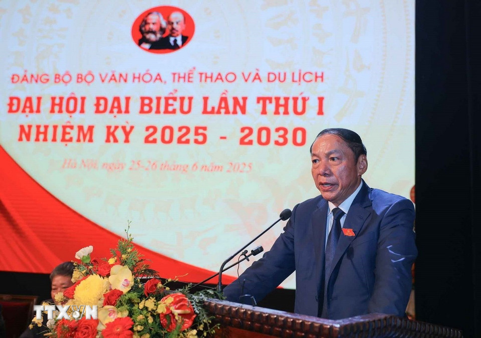 Ủy viên Trung ương Đảng, Ủy viên Ban thường vụ Đảng ủy Chính phủ, Bí thư Đảng ủy, Bộ trưởng Bộ VH,TT&amp;DL Nguyễn Văn Hùng phát biểu. (Ảnh: Hoàng Hiếu/TTXVN)