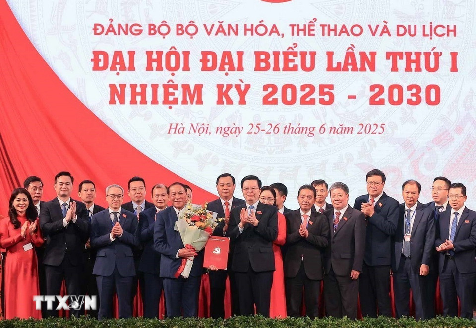 Phó Thủ tướng Mai Văn Chính trao các quyết định chỉ định Ban Chấp hành, Ban Thường vụ, Bí thư, Phó Bí thư Đảng ủy và tặng hoa chúc mừng Ban Chấp hành Đảng bộ Bộ Văn hoá, Thể thao và Du lịch nhiệm kỳ 2025-2030. (Ảnh: Hoàng Hiếu/TTXVN)