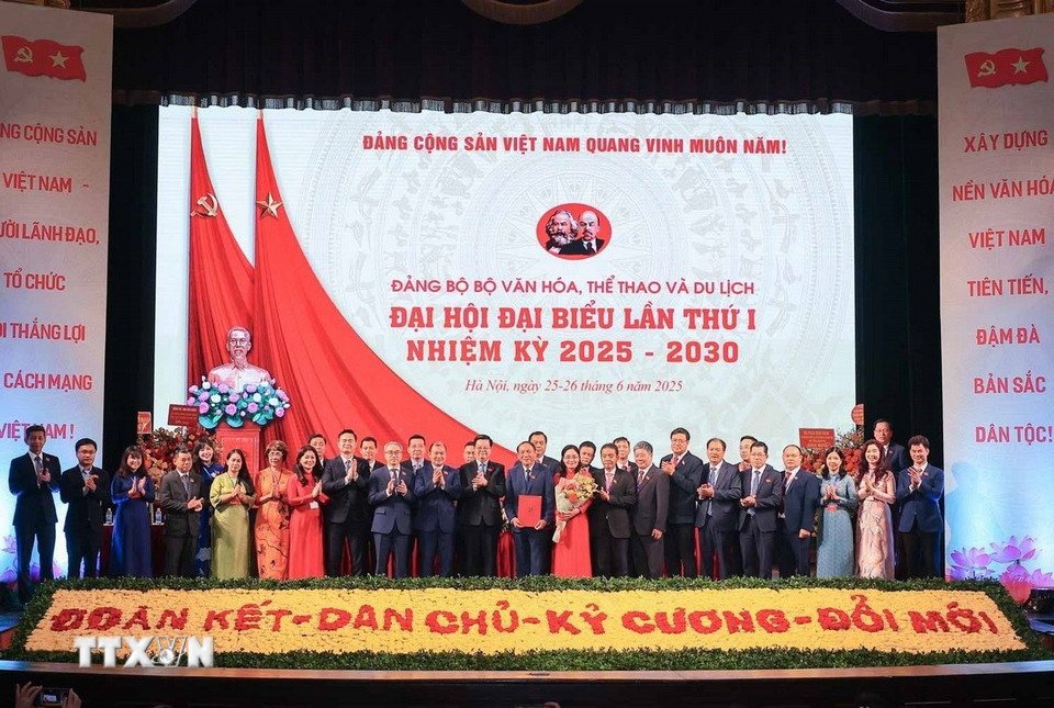 Ban Chấp hành Đảng bộ Bộ Văn hóa, Thể thao và Du lịch nhiệm kỳ 2025-2030 gồm 32 đồng chí ra mắt Đại hội. (Ảnh: Hoàng Hiếu/TTXVN)