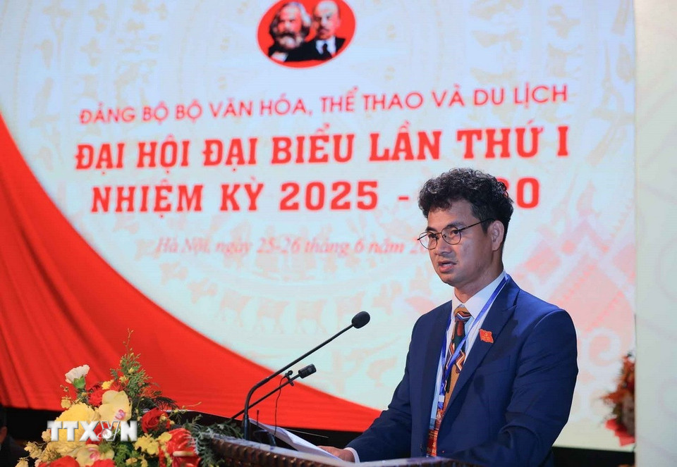 Cục trưởng Cục Biểu diễn nghệ thuật Nguyễn Xuân Bắc trình bày tham luận tại Đại hội. (Ảnh: Hoàng Hiếu/TTXVN)