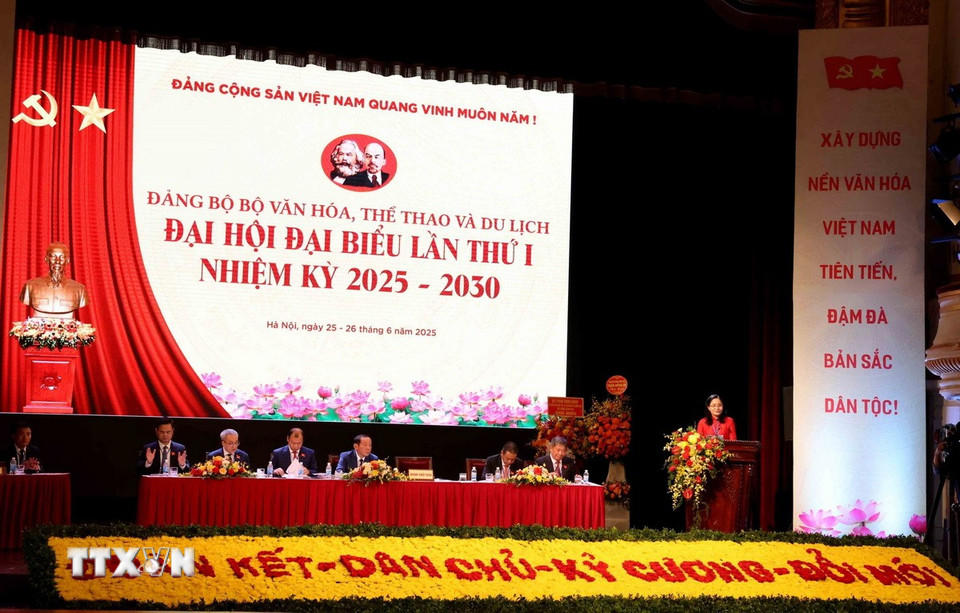 Đoàn chủ tịch điều hành Đại hội. (Ảnh: Nhật Anh/TTXVN)