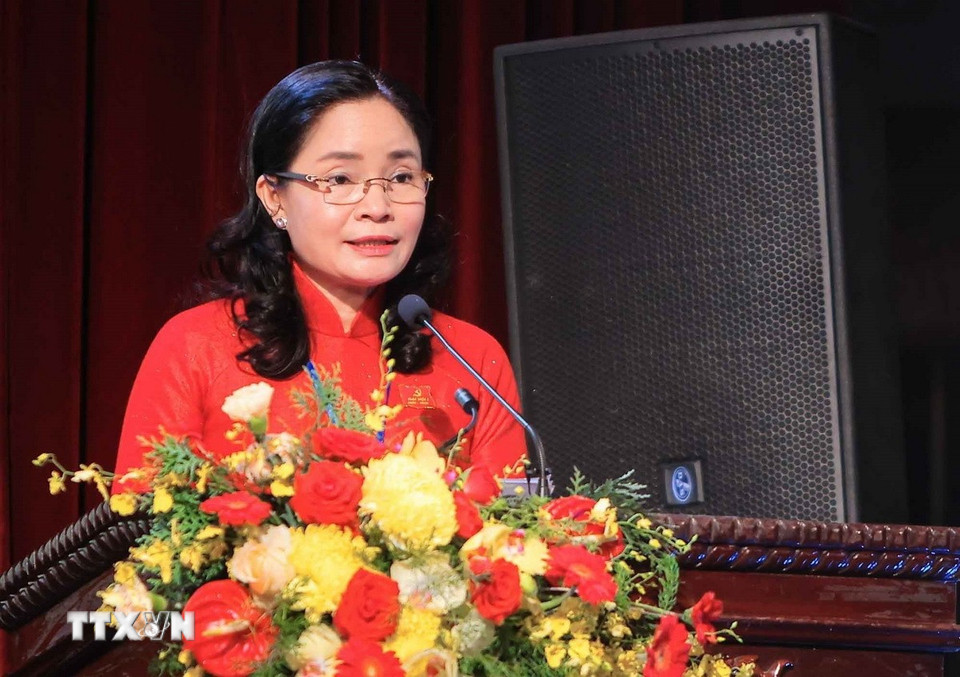 Thứ trưởng Bộ Văn hoá, Thể thao và Du lịch Trịnh Thị Thuỷ báo cáo thẩm tra về tư cách đại biểu dự Đại hội. (Ảnh: Hoàng Hiếu/TTXVN)