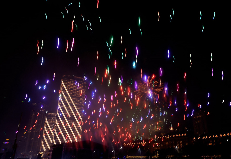 Màn pháo hoa rực rỡ mừng Năm mới 2025 tại thủ đô Colombo, Sri Lanka, ngày 1/1/2025. (Ảnh: THX/TTXVN)