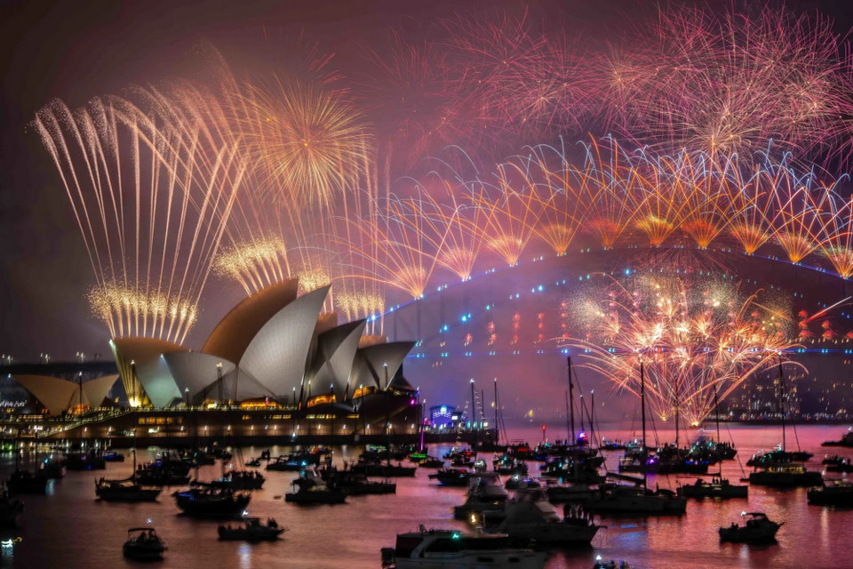 Màn pháo hoa rực rỡ mừng Năm mới 2025 trên cầu cảng Sydney, Australia ngày 1/1/2025. (Ảnh: AAP/TTXVN)