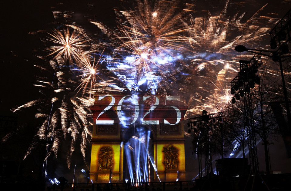 Pháo hoa rực rỡ tại Quảng trường điện Elysees ở Paris, Pháp ngày 1/1/2025. (Ảnh: THX/TTXVN)