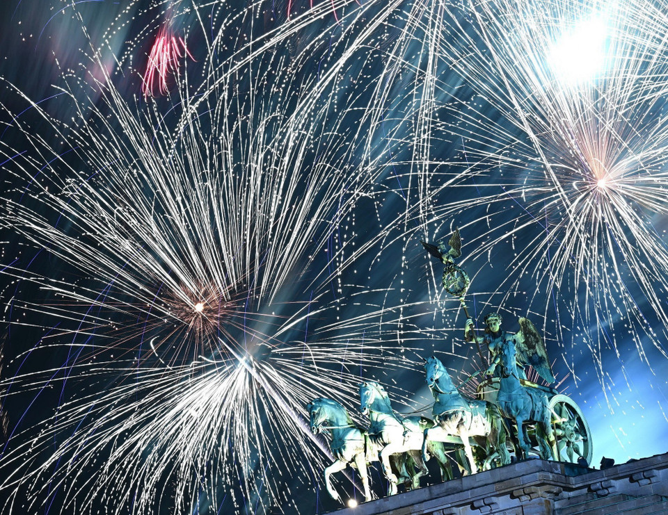 Màn pháo hoa rực rỡ mừng Năm mới 2025 ở thủ đô Berlin, Đức, ngày 1/1/2025. (Ảnh: Getty Images/TTXVN)