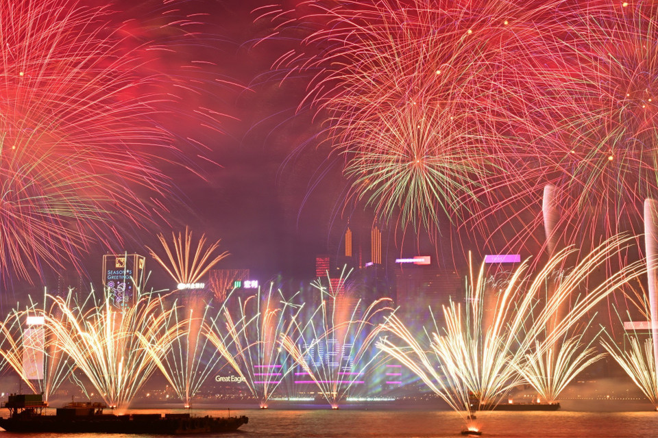 Màn pháo hoa rực rỡ mừng Năm mới 2025 trên cầu cảng Victoria ở Hong Kong (Trung Quốc) ngày 1/1/2025. (Ảnh: THX/TTXVN)