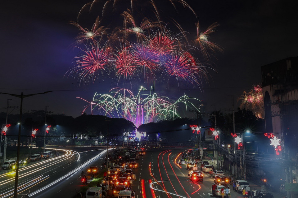 Màn pháo hoa rực rỡ mừng Năm mới 2025 tại thành phố Quezon, Philippines, ngày 31/12/2024. (Ảnh: THX/TTXVN)