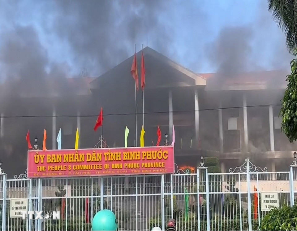 Khói mù mịt tại hiện trường vụ cháy. (Ảnh: Đậu Tất Thành/TTXVN)