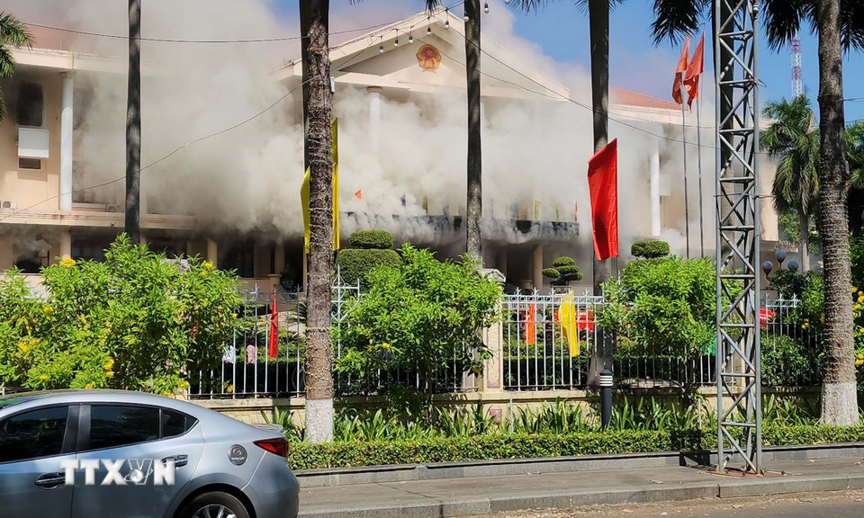 Khói mù mịt tại hiện trường vụ cháy. (Ảnh: Đậu Tất Thành/TTXVN)