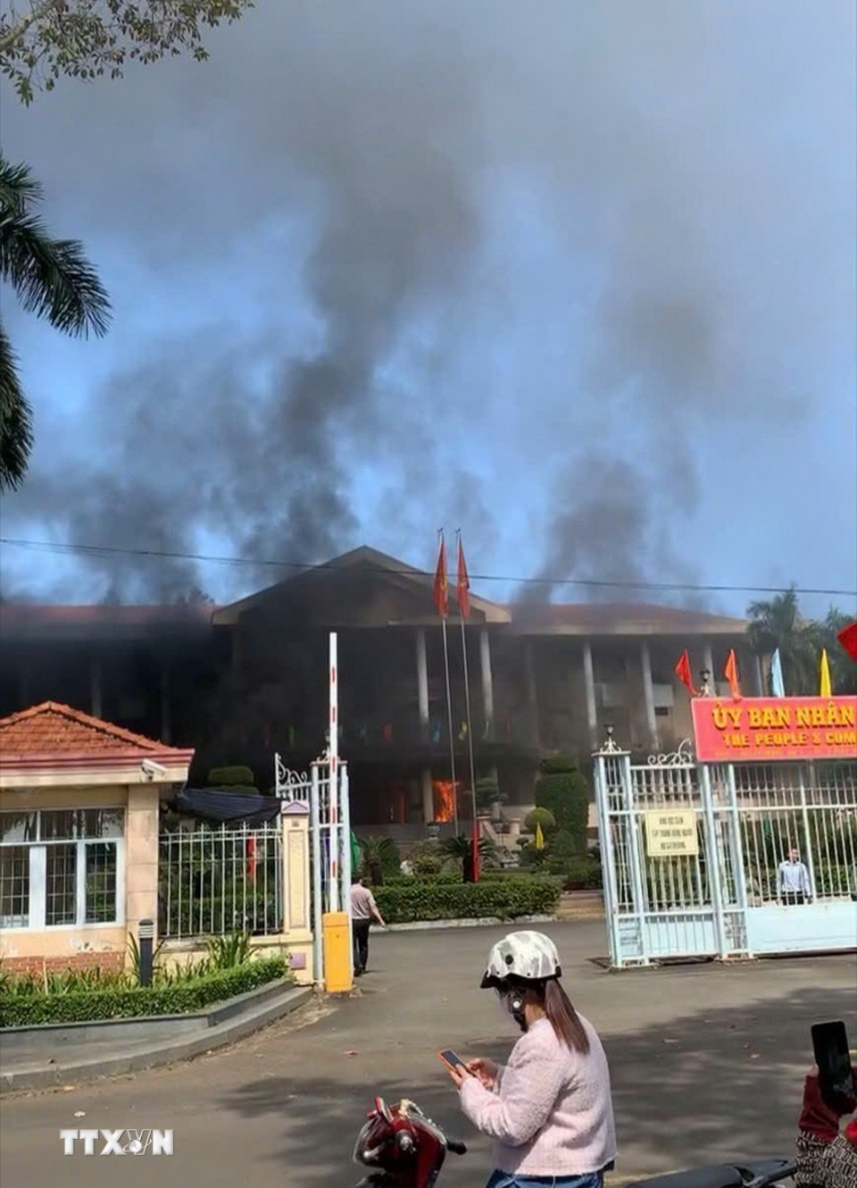 Đám cháy xuất phát từ phòng họp A (tầng trệt tiền sảnh) của trụ sở UBND tỉnh Bình Phước. (Ảnh: TTXVN phát)