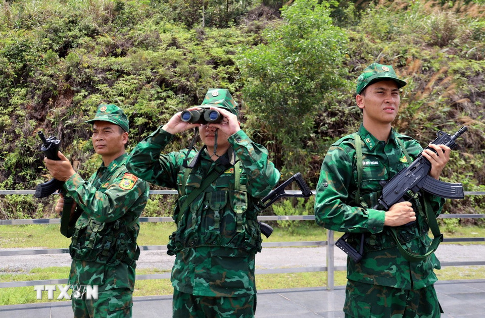Các chiến sỹ Trạm kiểm soát Biên phòng Lục Lầm, Đồn Biên phòng Hải Hòa (Bộ đội Biên phòng Quảng Ninh) tuần tra kiểm soát biên giới khu vực Hải Hòa, thành phố Móng Cái. (Ảnh: Đức Hiếu/TTXVN)