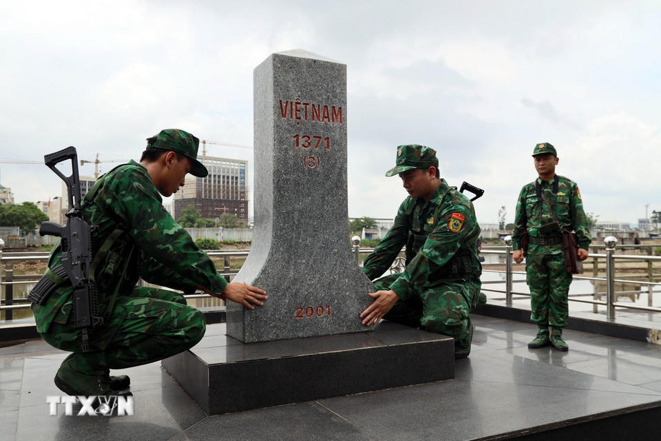 Các chiến sỹ Trạm kiểm soát Biên phòng Lục Lầm, Đồn Biên phòng Hải Hòa (Bộ đội Biên phòng Quảng Ninh) kiểm tra cột mốc 1371, khu 9, phường Hải Hòa, thành phố Móng Cái. (Ảnh: Đức Hiếu/TTXVN)