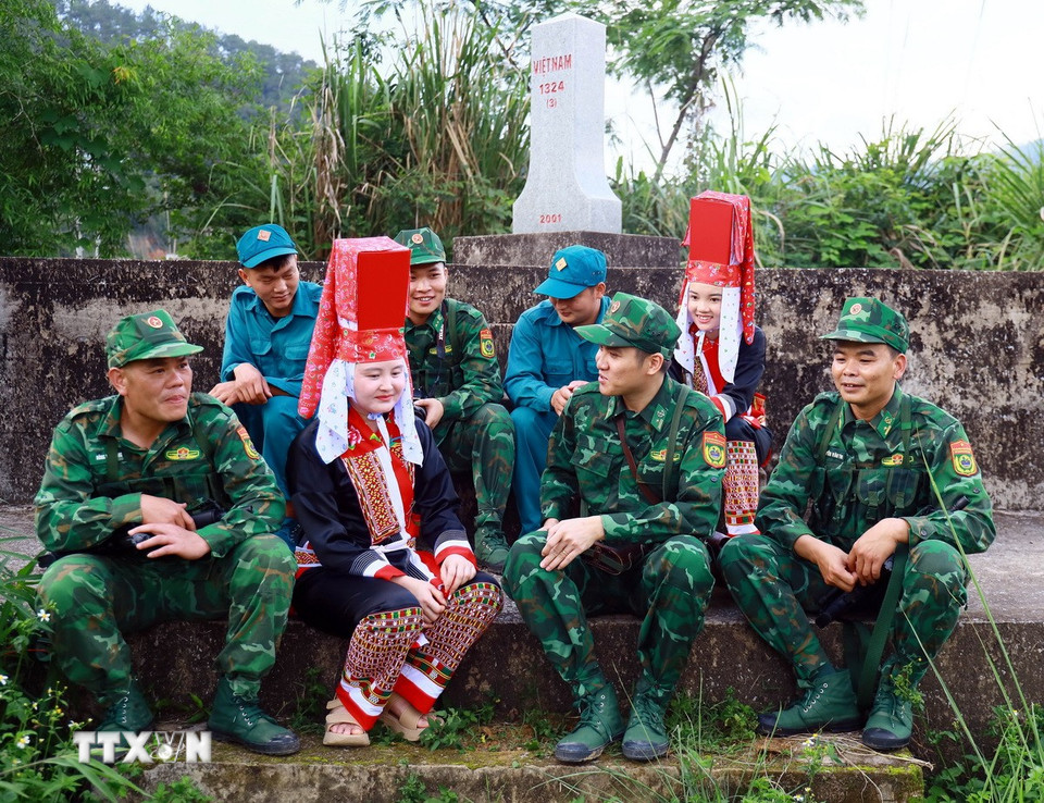 Các chiến sỹ Đồn Biên phòng Đồng Văn (Bộ đội Biên phòng Quảng Ninh) cùng lực lượng dân phòng, người dân sau giờ tuần tra biên giới. (Ảnh: Đức Hiếu/TTXVN)