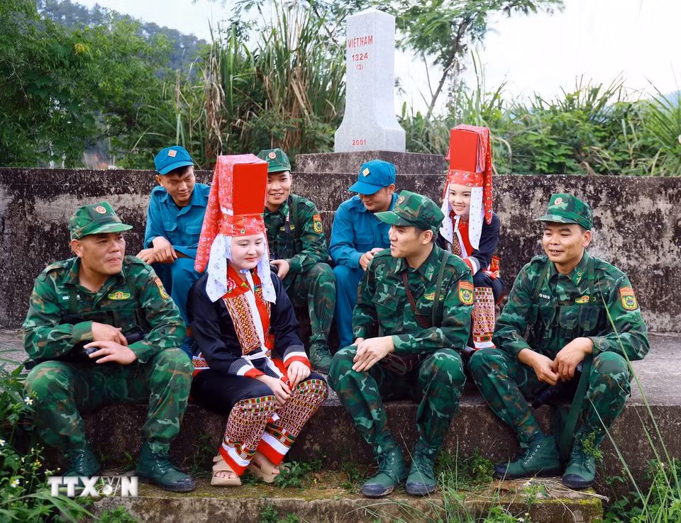 Các chiến sỹ Đồn Biên phòng Đồng Văn (Bộ đội Biên phòng Quảng Ninh) cùng lực lượng dân phòng, người dân sau giờ tuần tra biên giới. (Ảnh: Đức Hiếu/TTXVN)