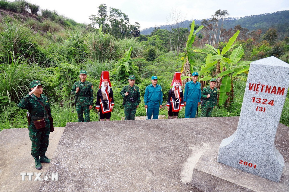 Các chiến sỹ Đồn Biên phòng Đồng Văn (Bộ đội Biên phòng Quảng Ninh) cùng lực lượng dân phòng, người dân kiểm tra cột mốc 1324, thôn Phai Làu, xã Đồng Văn, huyện Bình Liêu. (Ảnh: Đức Hiếu/TTXVN)