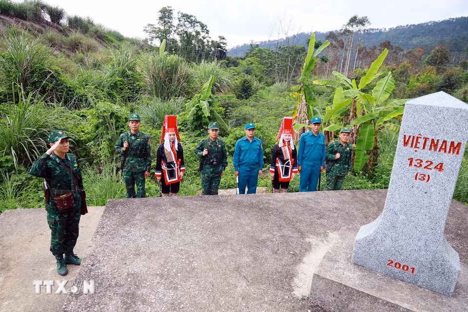 Các chiến sỹ Đồn Biên phòng Đồng Văn (Bộ đội Biên phòng Quảng Ninh) cùng lực lượng dân phòng, người dân kiểm tra cột mốc 1324, thôn Phai Làu, xã Đồng Văn, huyện Bình Liêu. (Ảnh: Đức Hiếu/TTXVN)