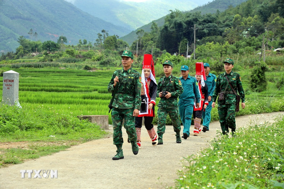 Các chiến sỹ Đồn Biên phòng Đồng Văn (Bộ đội Biên phòng Quảng Ninh) cùng lực lượng dân phòng, người dân tuần tra khu vực biên giới xã Đồng Văn, huyện Bình Liêu. (Ảnh: Đức Hiếu/TTXVN)