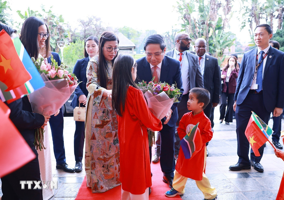 Thủ tướng Phạm Minh Chính gặp cán bộ, nhân viên Đại sứ quán và cộng đồng người Việt Nam tại Nam Phi. (Ảnh: Dương Giang/TTXVN)