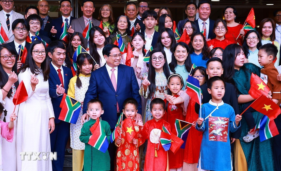 Thủ tướng Phạm Minh Chính và Phu nhân với cán bộ, nhân viên Đại sứ quán và cộng đồng người Việt Nam tại Nam Phi. (Ảnh: Dương Giang/TTXVN)