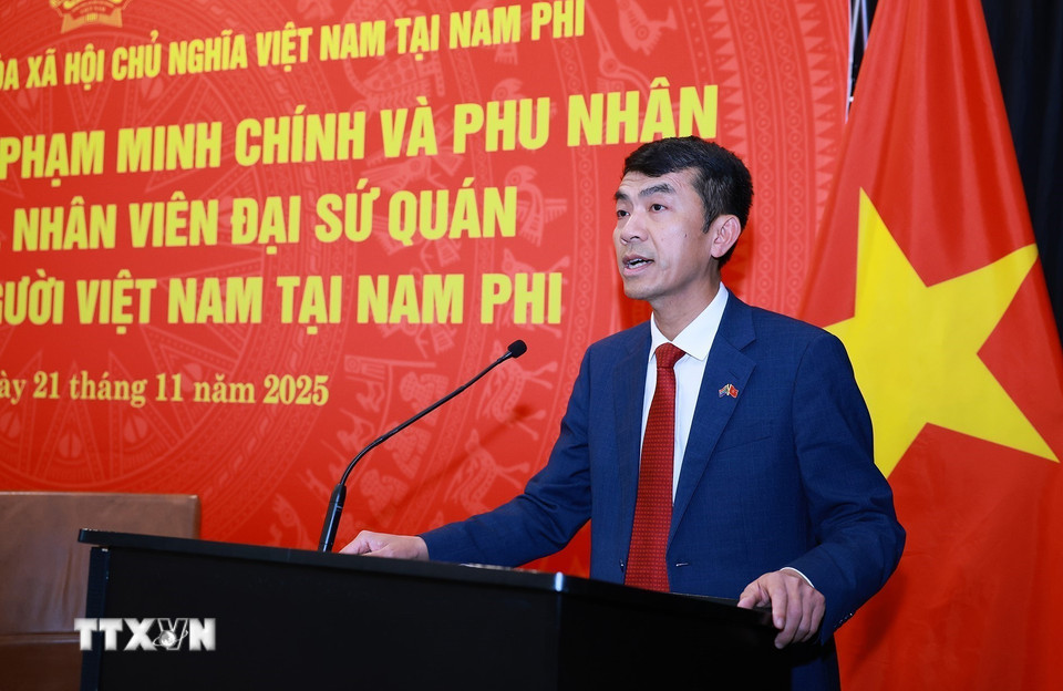 Đại sứ Hoàng Sỹ Cường báo cáo tình hình cộng đồng người Việt Nam tại Nam Phi. (Ảnh: Dương Giang/TTXVN)