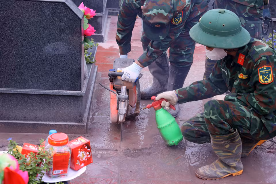 Tiến hành khai quật hài cốt liệt sỹ chưa xác định danh tính tại Nghĩa trang Mai Dịch (phường Phú Diễn). (Ảnh: Văn Điệp/TTXVN)