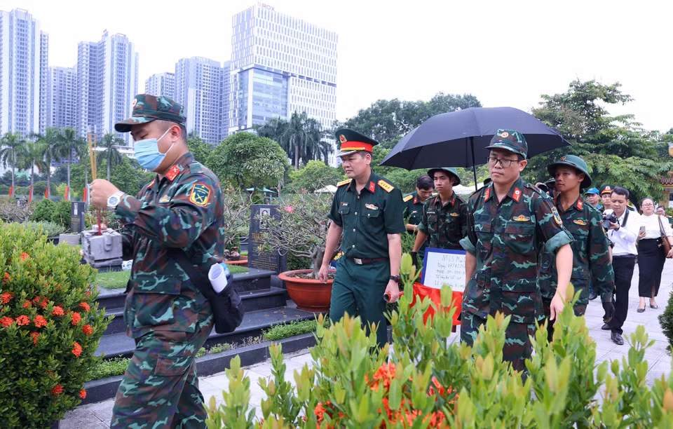 Khai quật, đưa hài cốt liệt sỹ chưa xác định danh tính về khu vực lấy mẫu sinh phẩm tại Nghĩa trang Mai Dịch (phường Phú Diễn). (Ảnh: Văn Điệp/TTXVN)